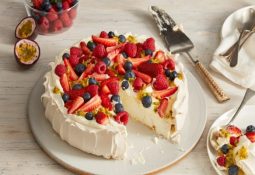 pavlova orman meyveli pasta