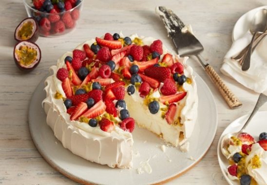 pavlova orman meyveli pasta