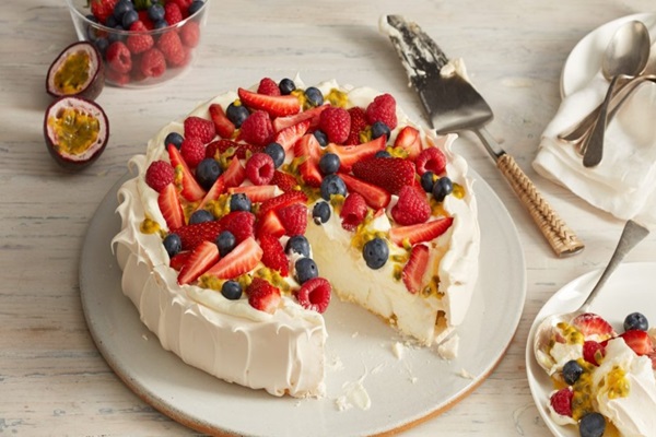 pavlova orman meyveli pasta